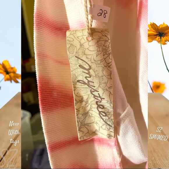 NWT MYSTEREE BRAND UNIQUE TOP, open v-neck front with twist at bottom center, - Picture 11 of 15